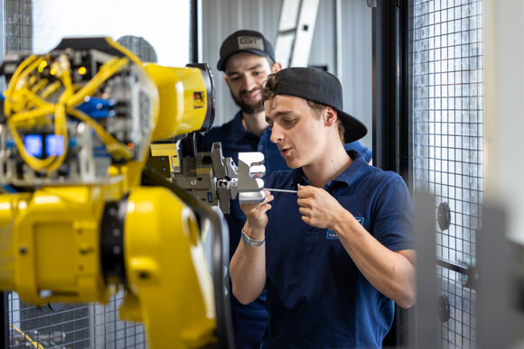 FAHTPIX-Zwei_junge_Männer_arbeiten_an_Roboter