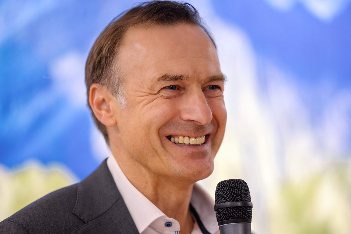 Lächelnder_Mann_mit_Mikrofon