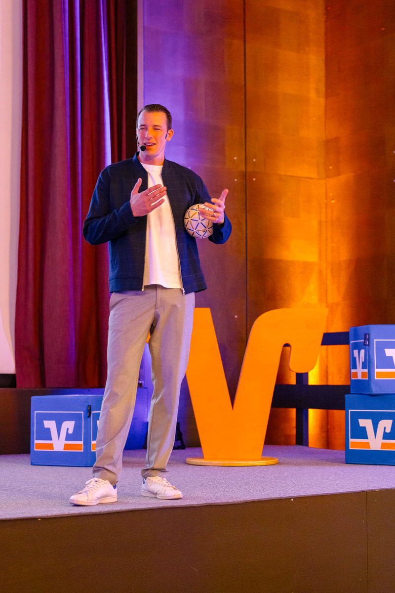 Mann_spricht_auf_Bühne