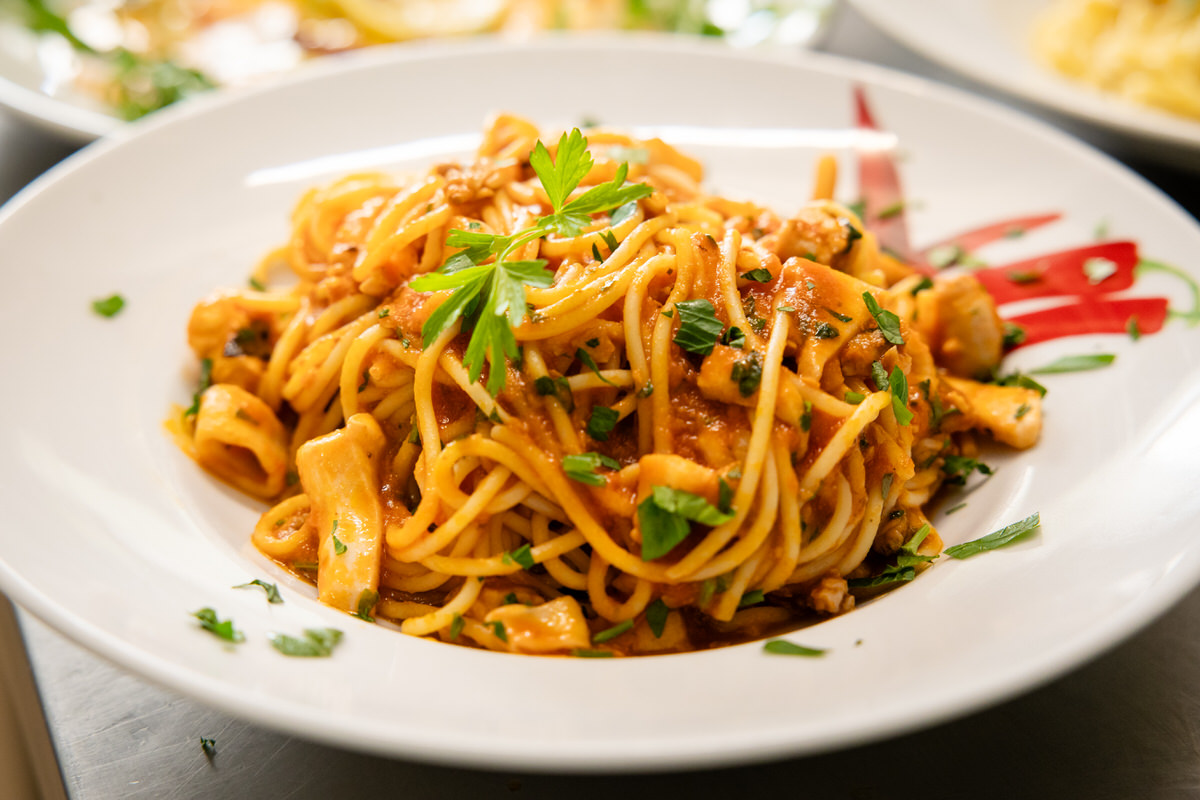 Spaghetti_mit_Tomatensauce_und_Kräutern
